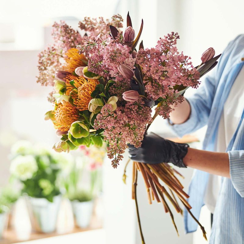 woman-making-an-exquisite-spring-floral-arrangemen-D59ME96.jpg